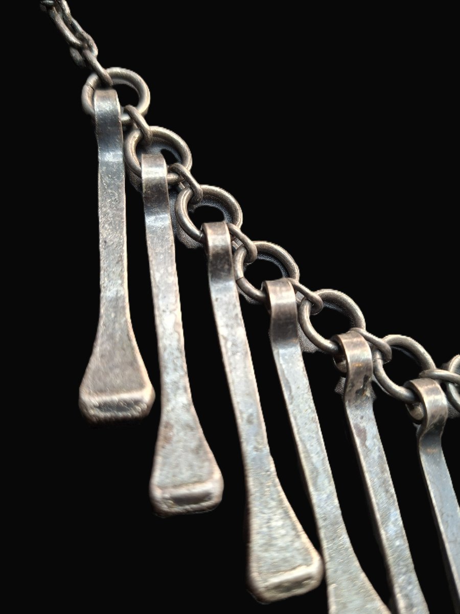 Collier brutaliste réalisé à partir de clous de la maréchalerie Mustad-photo-2