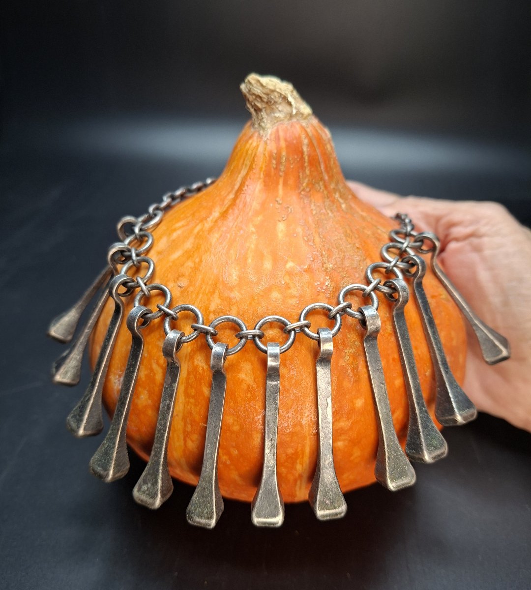Collier brutaliste réalisé à partir de clous de la maréchalerie Mustad-photo-4