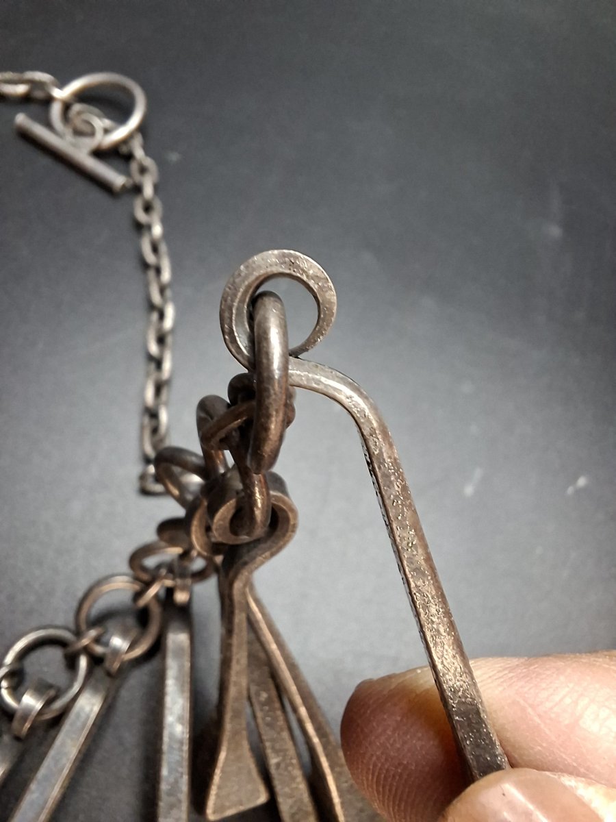 Collier brutaliste réalisé à partir de clous de la maréchalerie Mustad-photo-6