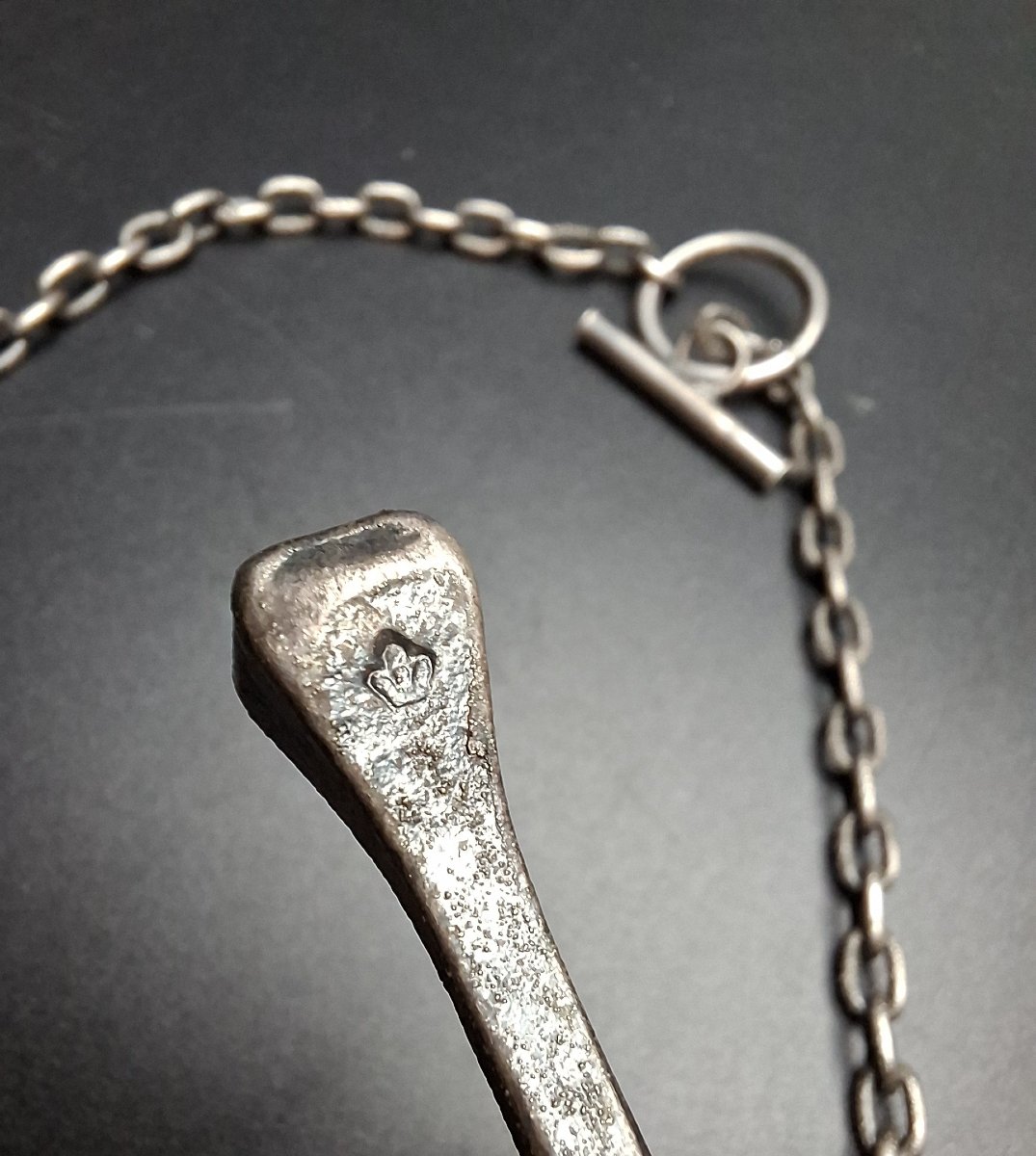 Collier brutaliste réalisé à partir de clous de la maréchalerie Mustad-photo-7