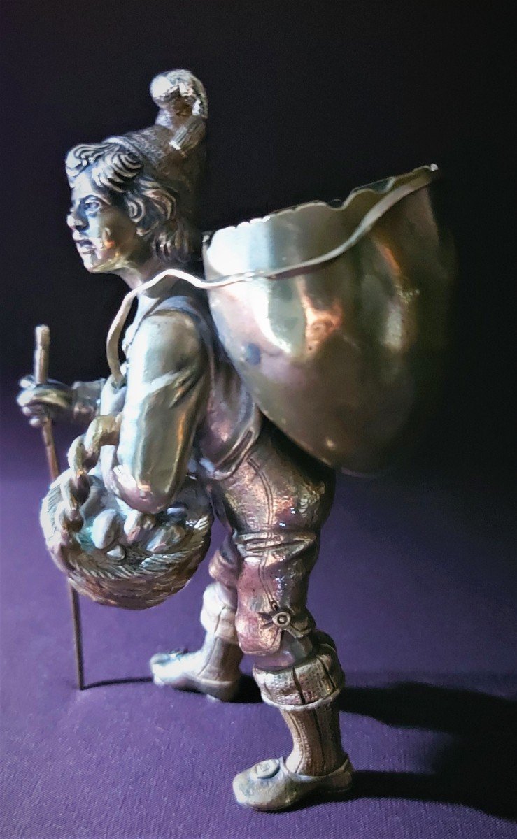 Happy Easter: Bronze, The Little Egg Collector-photo-2