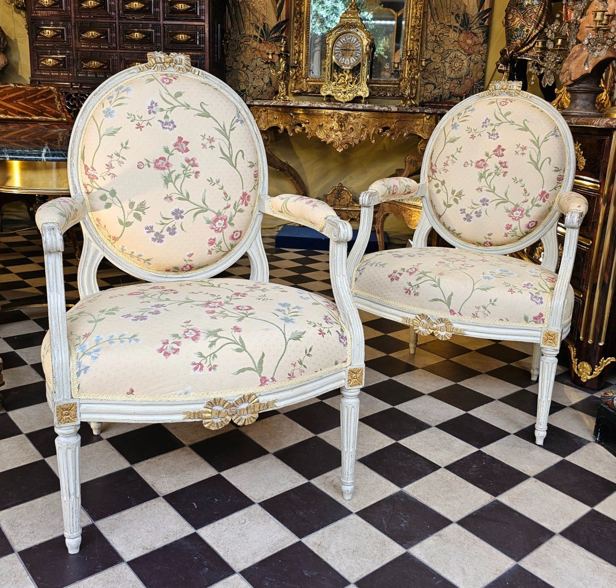 Paire De Fauteuils à Dossier à La Reine Epoque Louis XVI