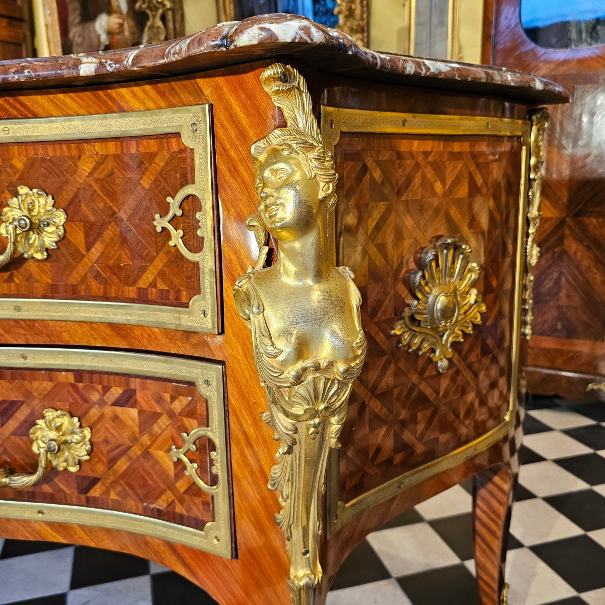 Importante Commode de Forme Galbée du XIXème Siècle-photo-1