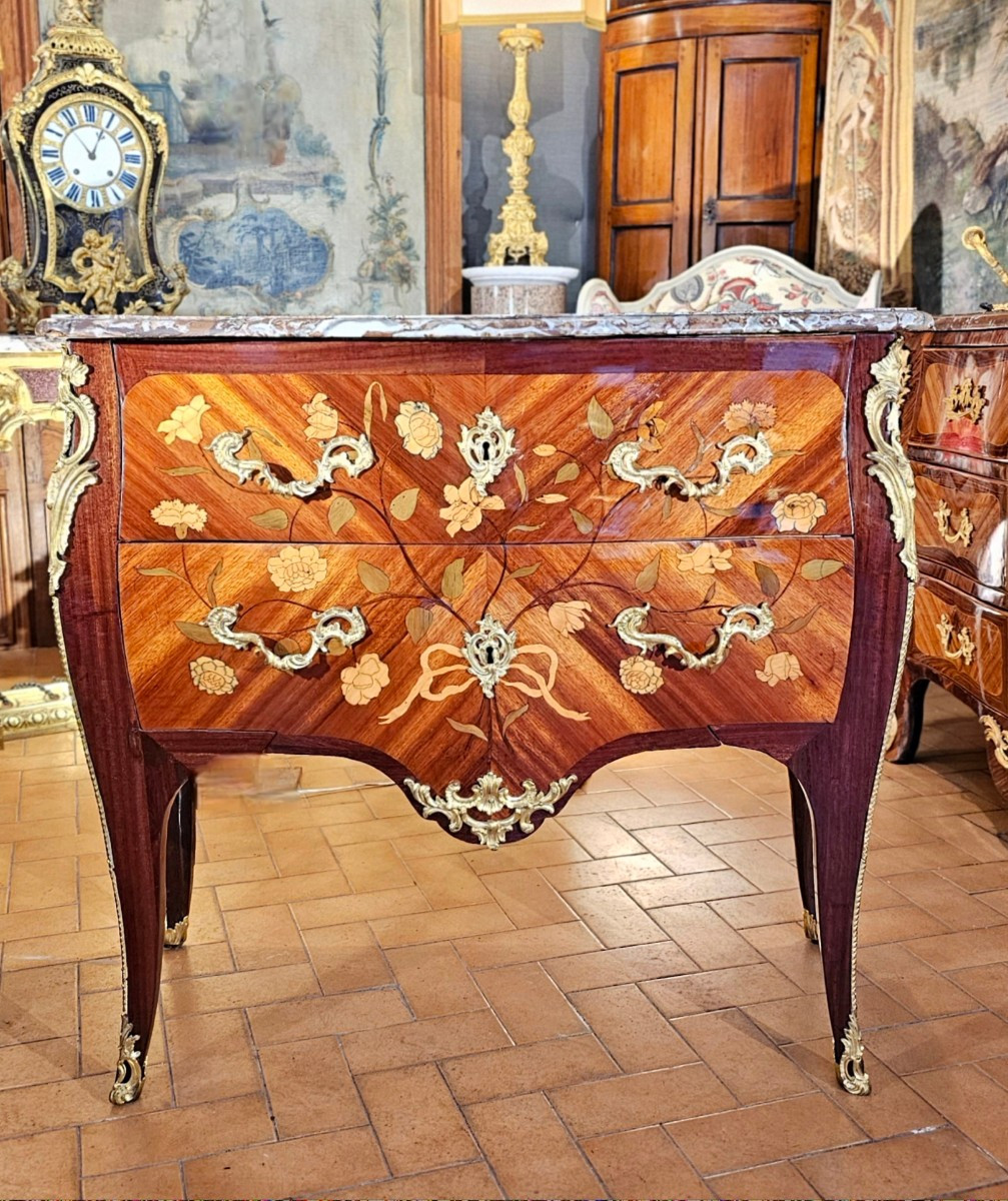 Commode de Forme Galbée Epoque Louis XV
