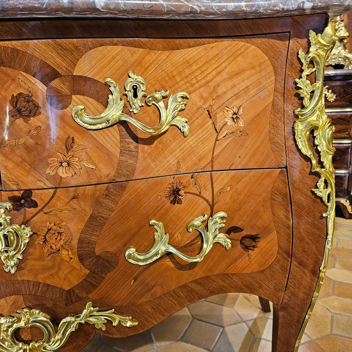 Commode de Forme Galbée Epoque Louis XV-photo-1