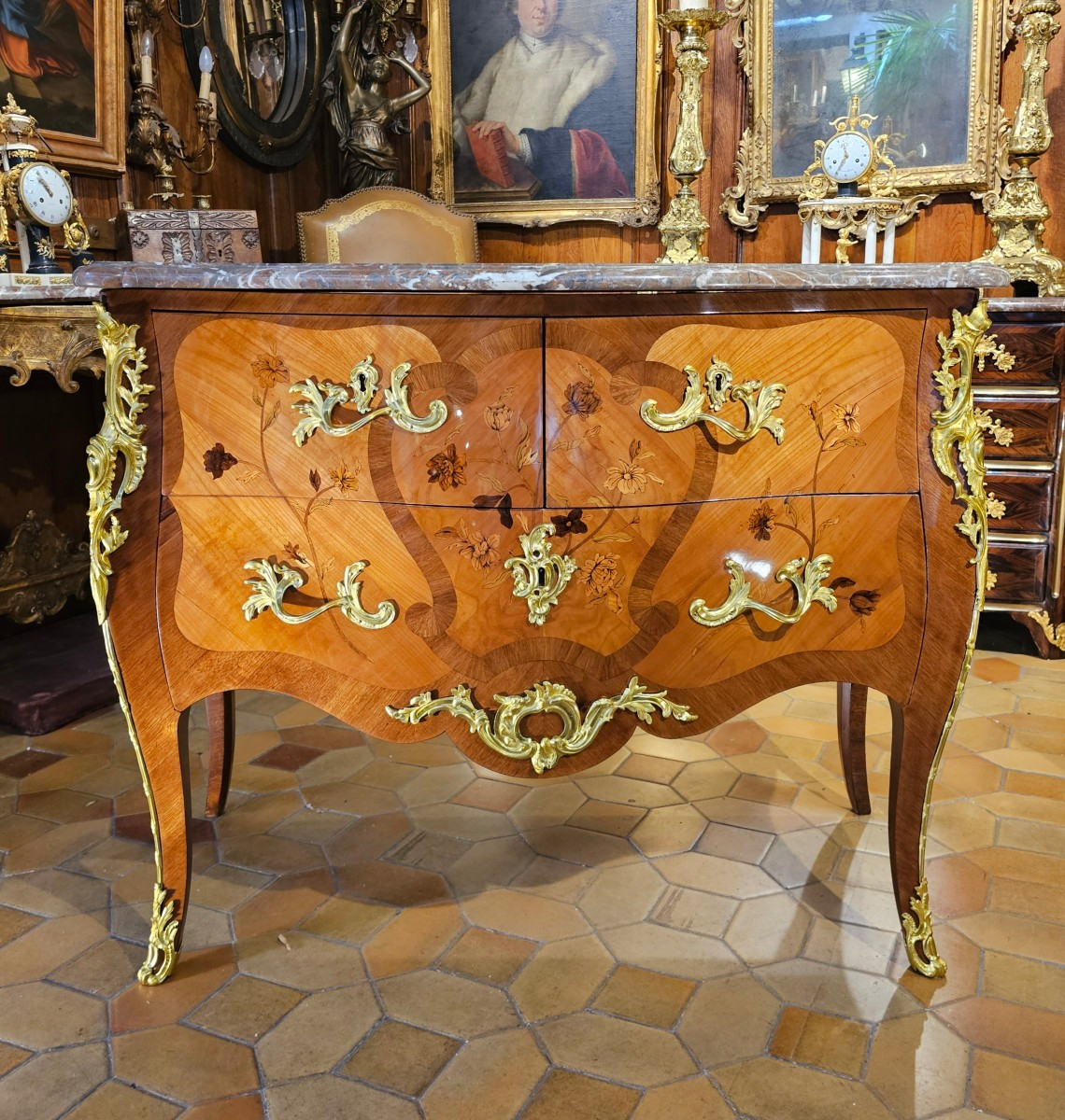 Commode de Forme Galbée Epoque Louis XV