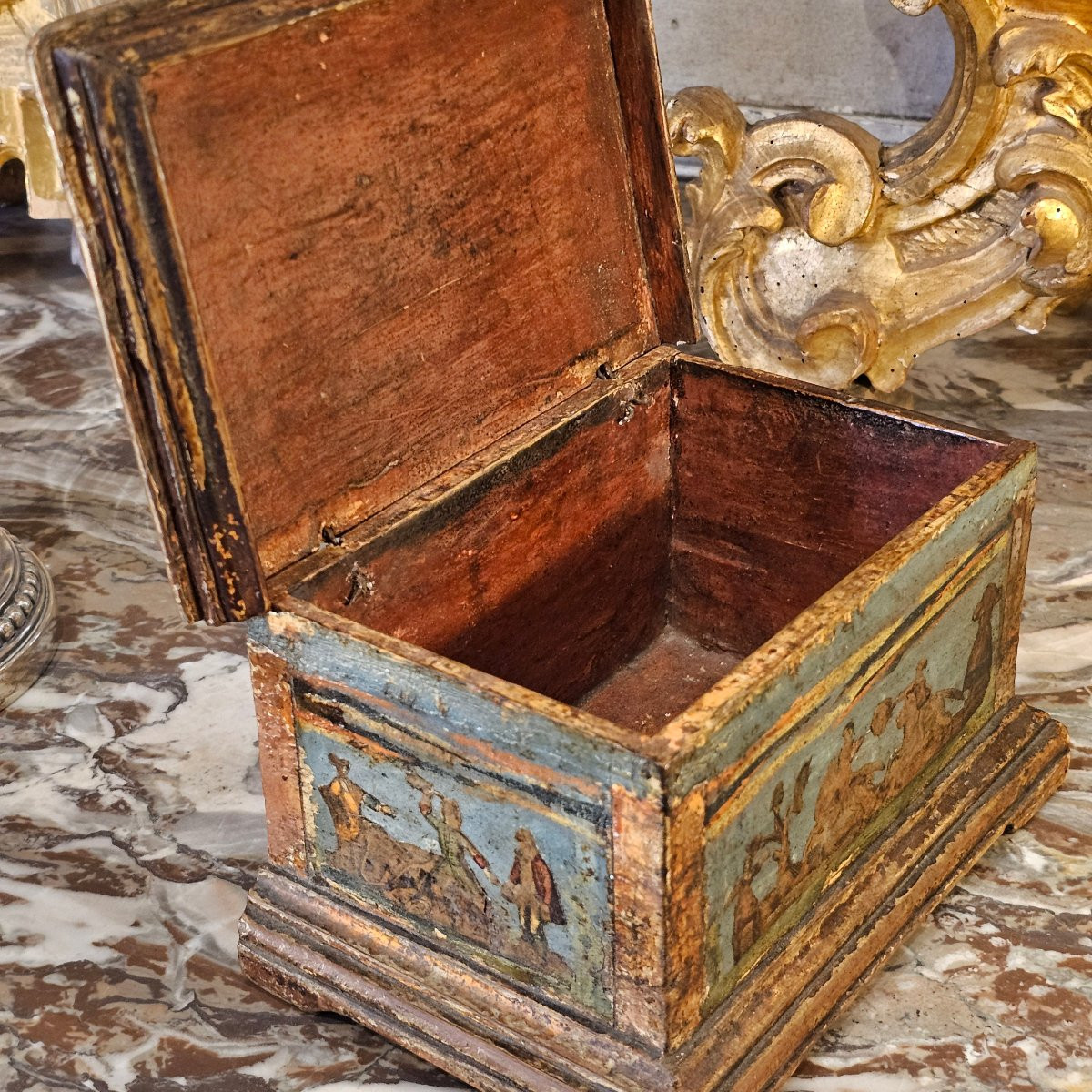 Small 18th Century Venetian Chest-photo-5