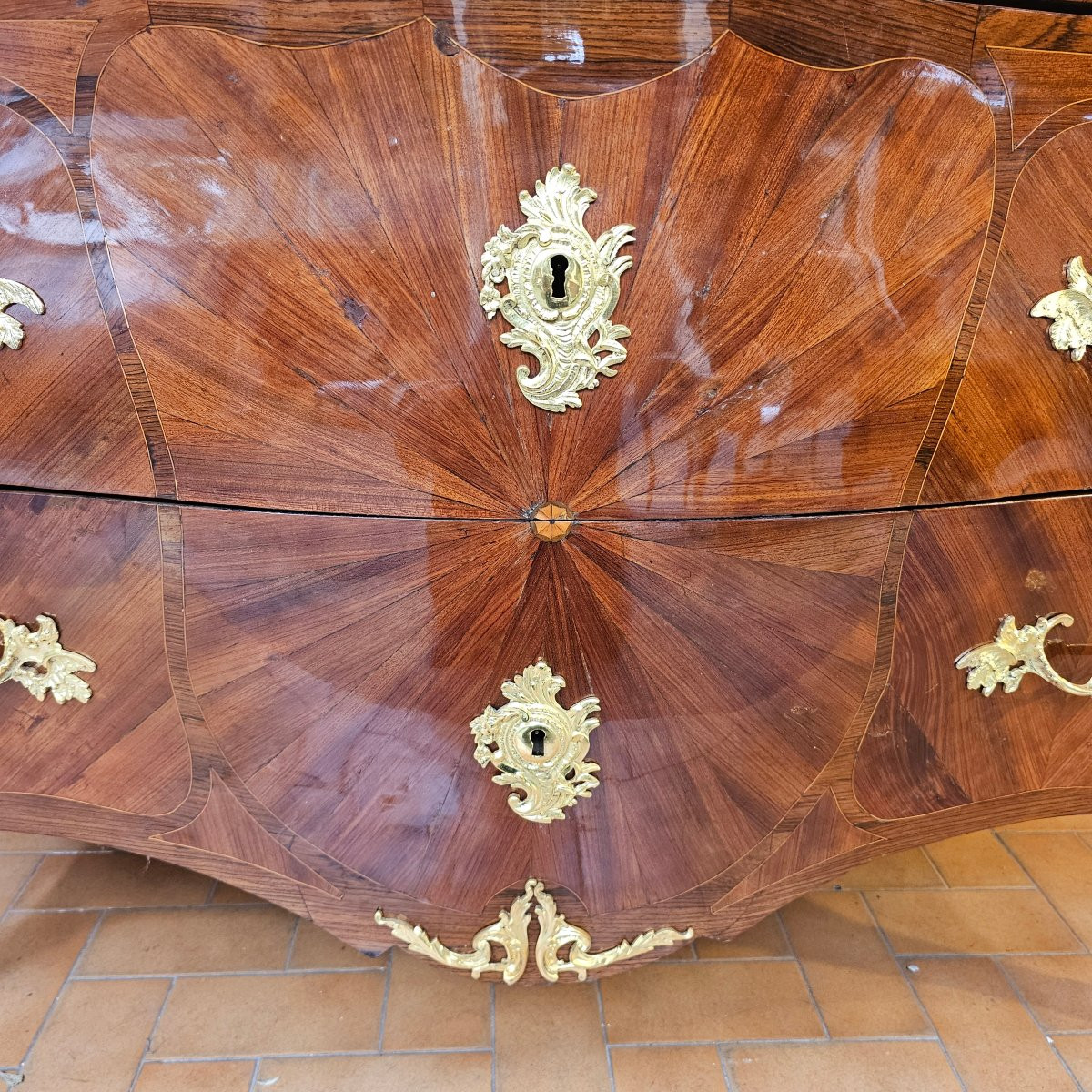 Importante Commode dite " Sauteuse " Epoque Louis XV-photo-3