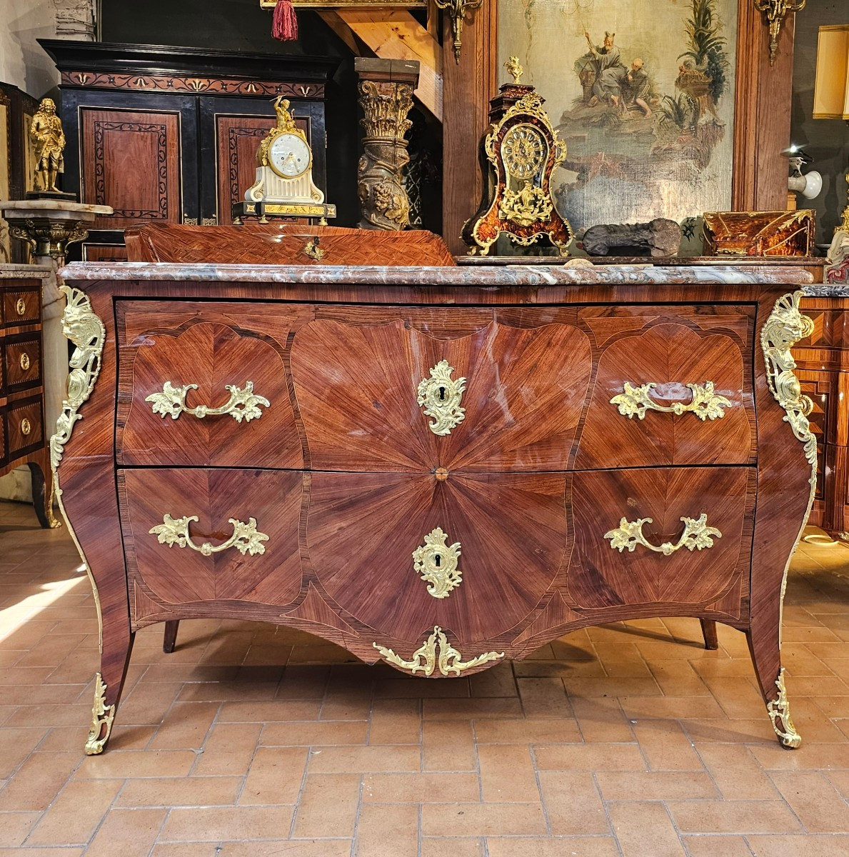 Importante Commode dite " Sauteuse " Epoque Louis XV
