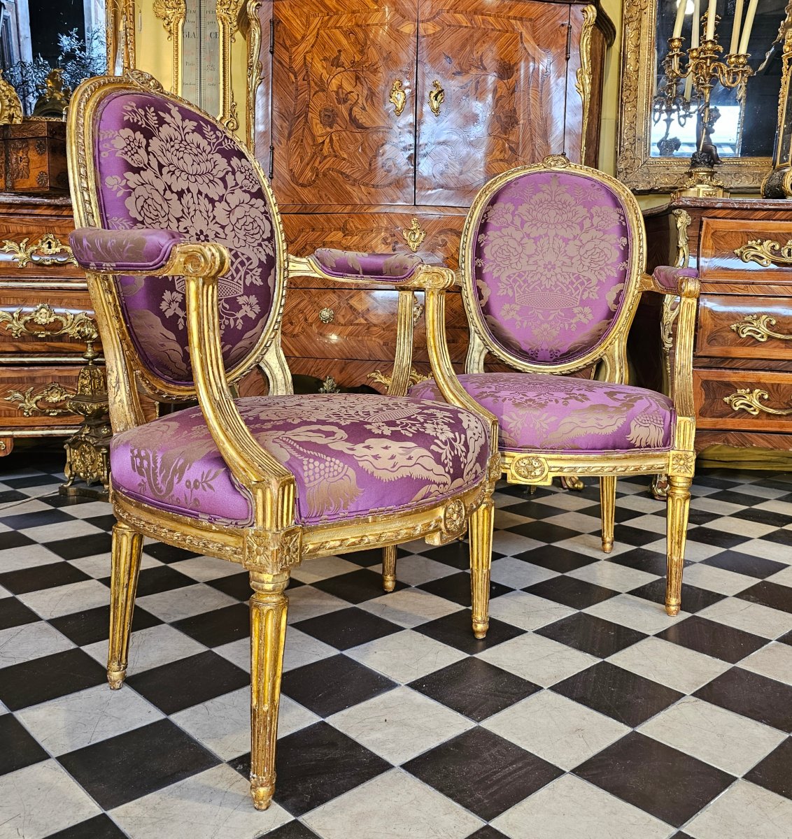 Paire de Fauteuils à Dossiers Médaillon Epoque Louis XVI