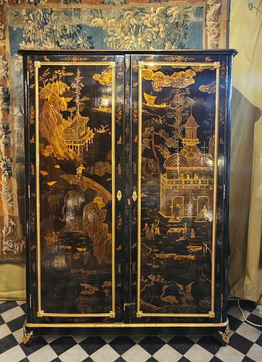 Importante Armoire en Laque de Chine Epoque Louis XV