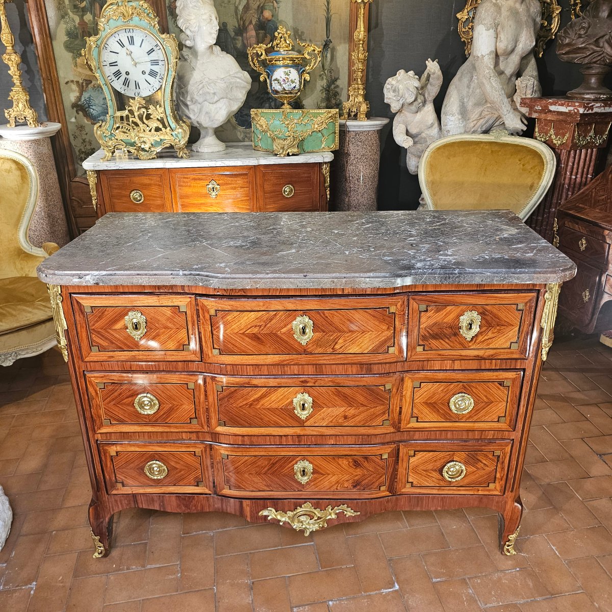 Transitional-era Chest Of Drawers With Projecting Top-photo-4