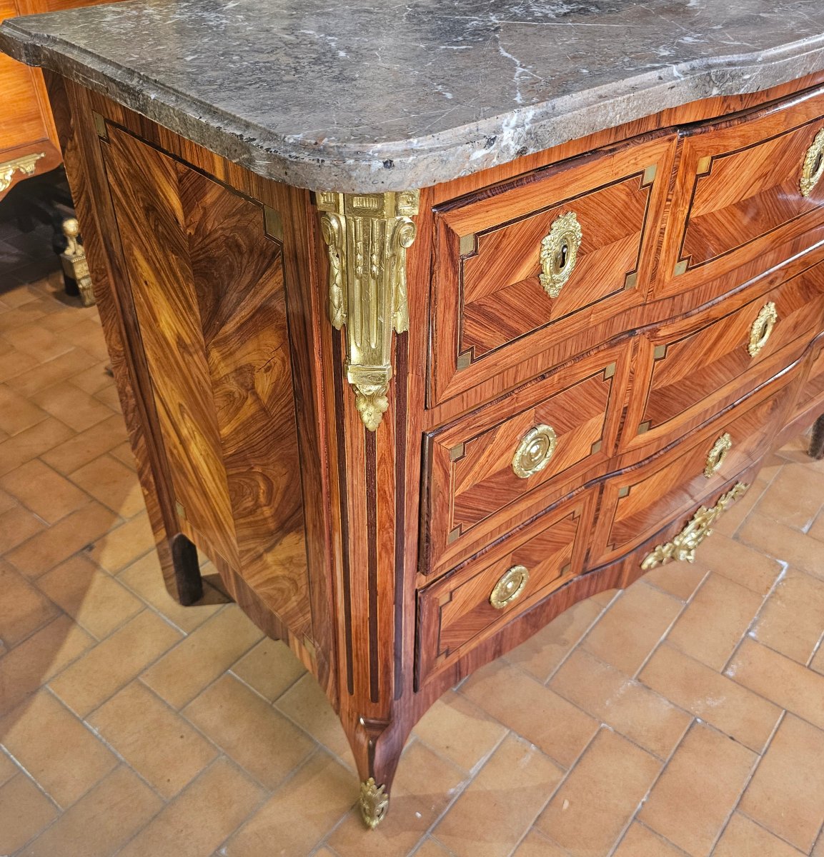 Transitional-era Chest Of Drawers With Projecting Top-photo-1