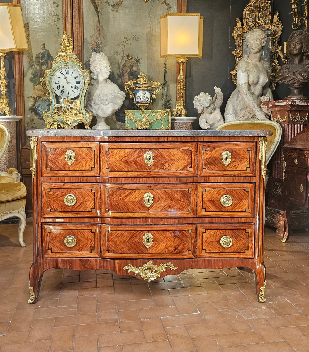 Transitional-era Chest Of Drawers With Projecting Top