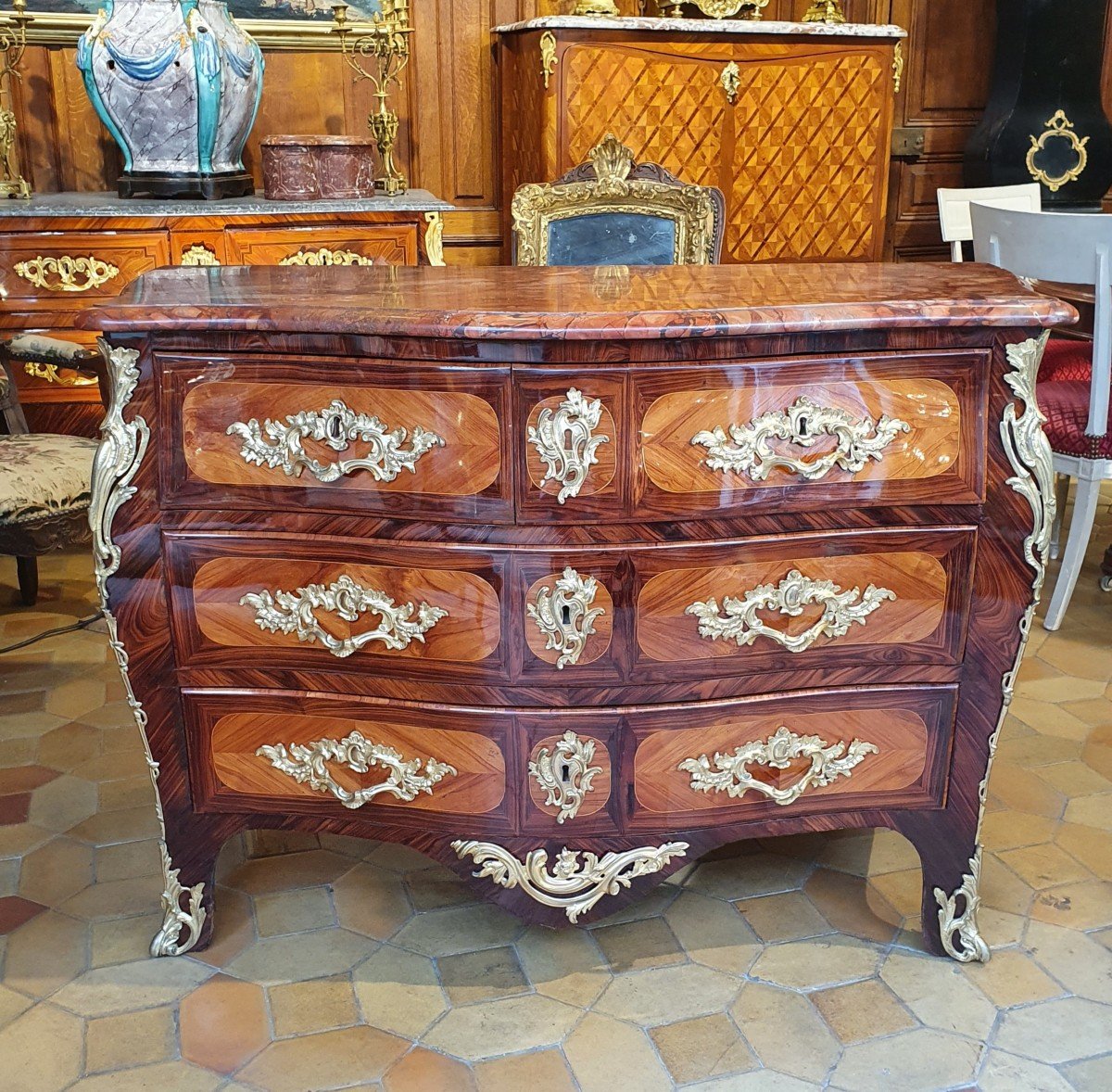 Commode De Forme Galbée Epoque Louis XV