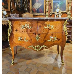 Commode de Forme Galbée Epoque Louis XV