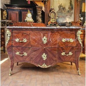 Importante Commode dite " Sauteuse " Epoque Louis XV