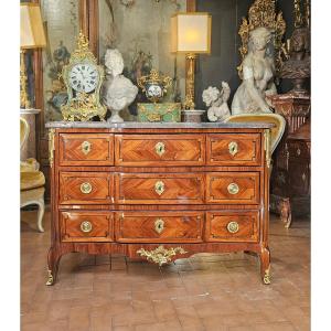 Transitional-era Chest Of Drawers With Projecting Top