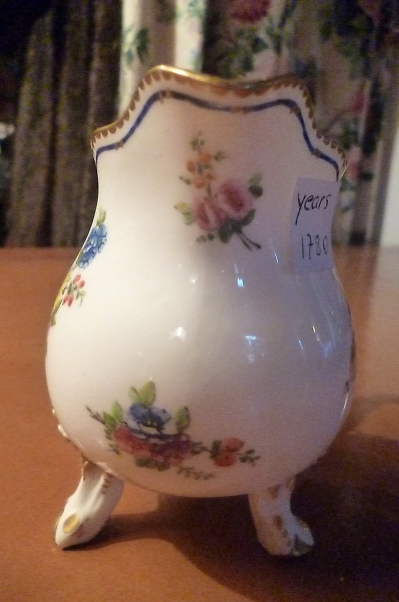 SEVRES  époque  XVIII E  Pot à lait tripode -photo-1