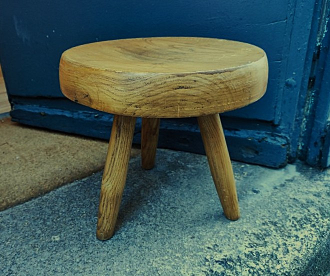 Charlotte Perriand (1903-1999) Petit tabouret berger bas frêne v.1970. Prouvé, Mouille, Matégot-photo-3