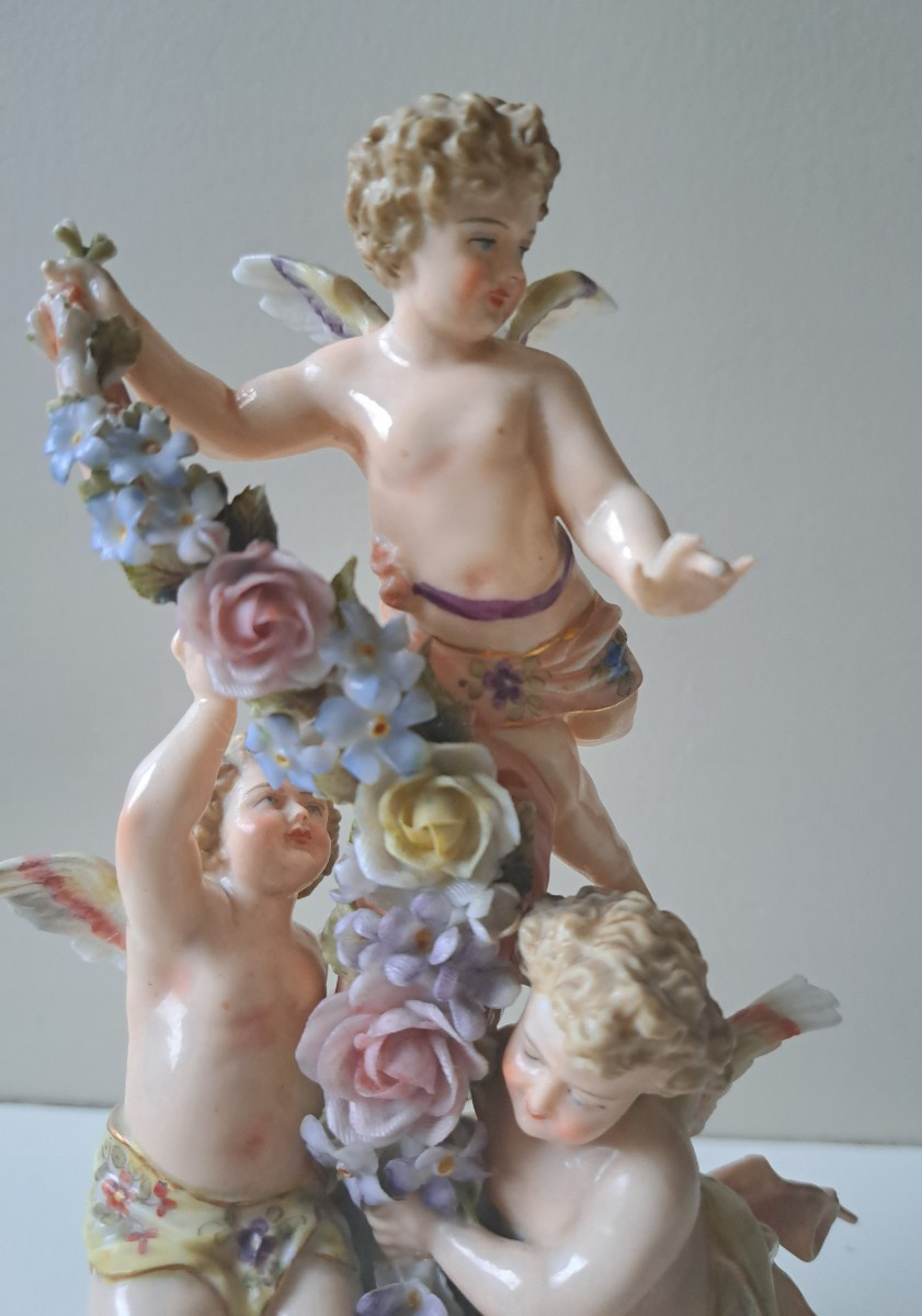 statuette en porcelaine d'angelots et guirlande de fleurs, tchèque -photo-3