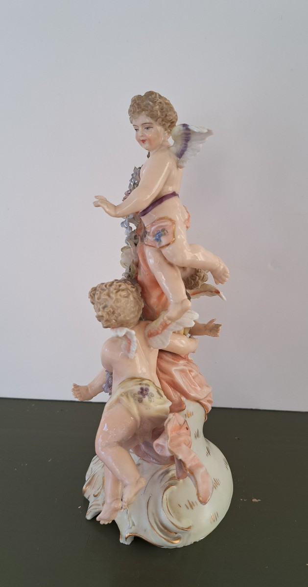 statuette en porcelaine d'angelots et guirlande de fleurs, tchèque -photo-1