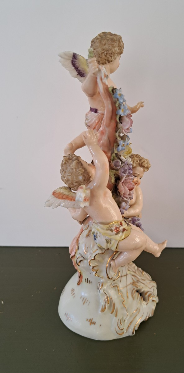 statuette en porcelaine d'angelots et guirlande de fleurs, tchèque -photo-3