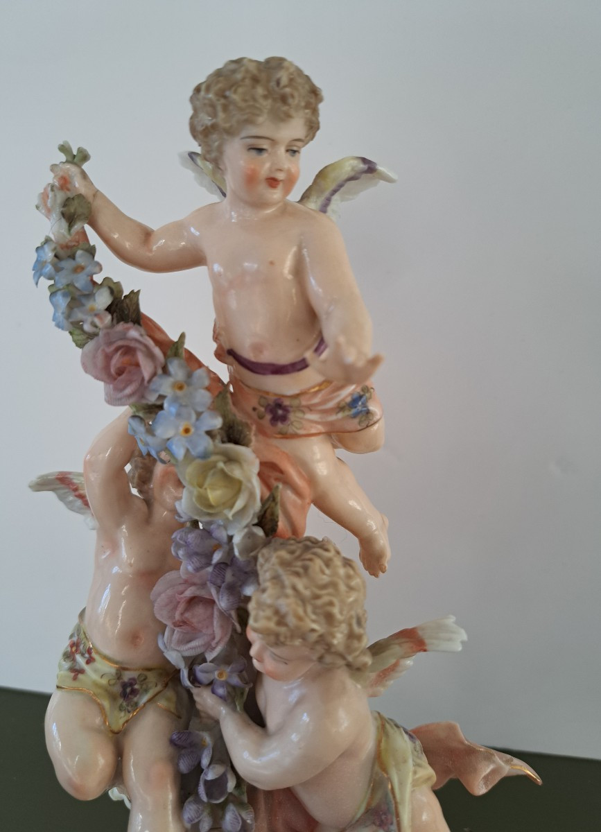 statuette en porcelaine d'angelots et guirlande de fleurs, tchèque -photo-4