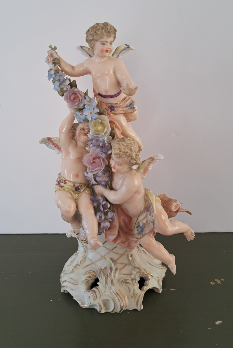 statuette en porcelaine d'angelots et guirlande de fleurs, tchèque 