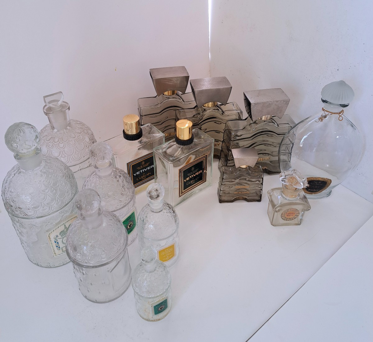 lot de 14 flacons Guerlain différentes époques