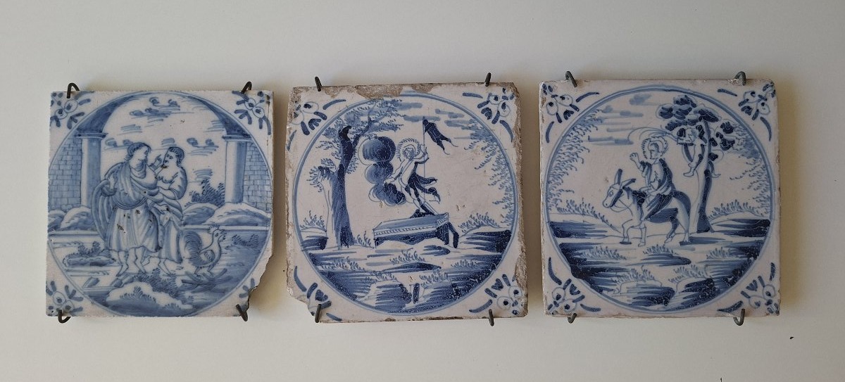 lot de trois carreaux de Delf du XVIII ème siècle à motif religieux