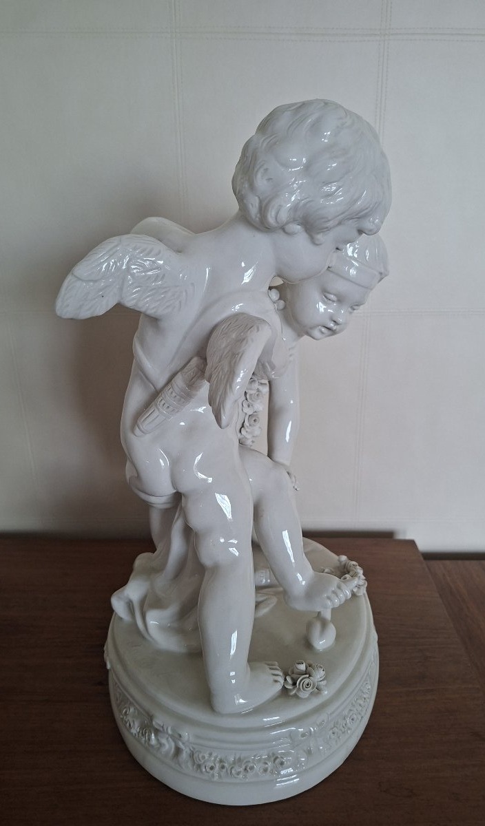 groupe d'angelots en porcelaine de Capodimonte d'après Falconnet-photo-2