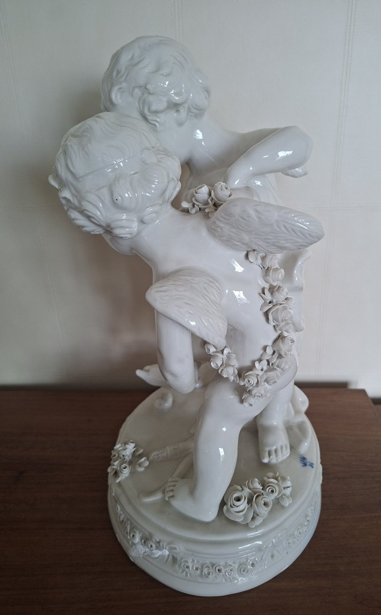 groupe d'angelots en porcelaine de Capodimonte d'après Falconnet-photo-1