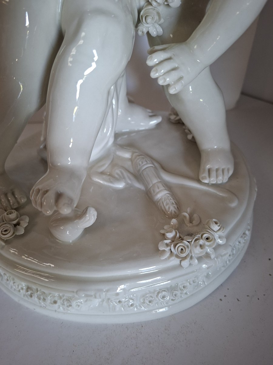 groupe d'angelots en porcelaine de Capodimonte d'après Falconnet-photo-4