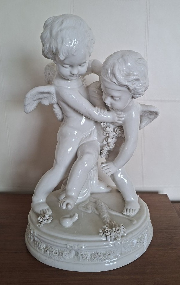 groupe d'angelots en porcelaine de Capodimonte d'après Falconnet