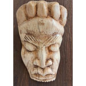 Petit Masque Africain En Os d'éléphant