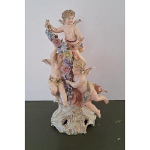 statuette en porcelaine d'angelots et guirlande de fleurs, tchèque 