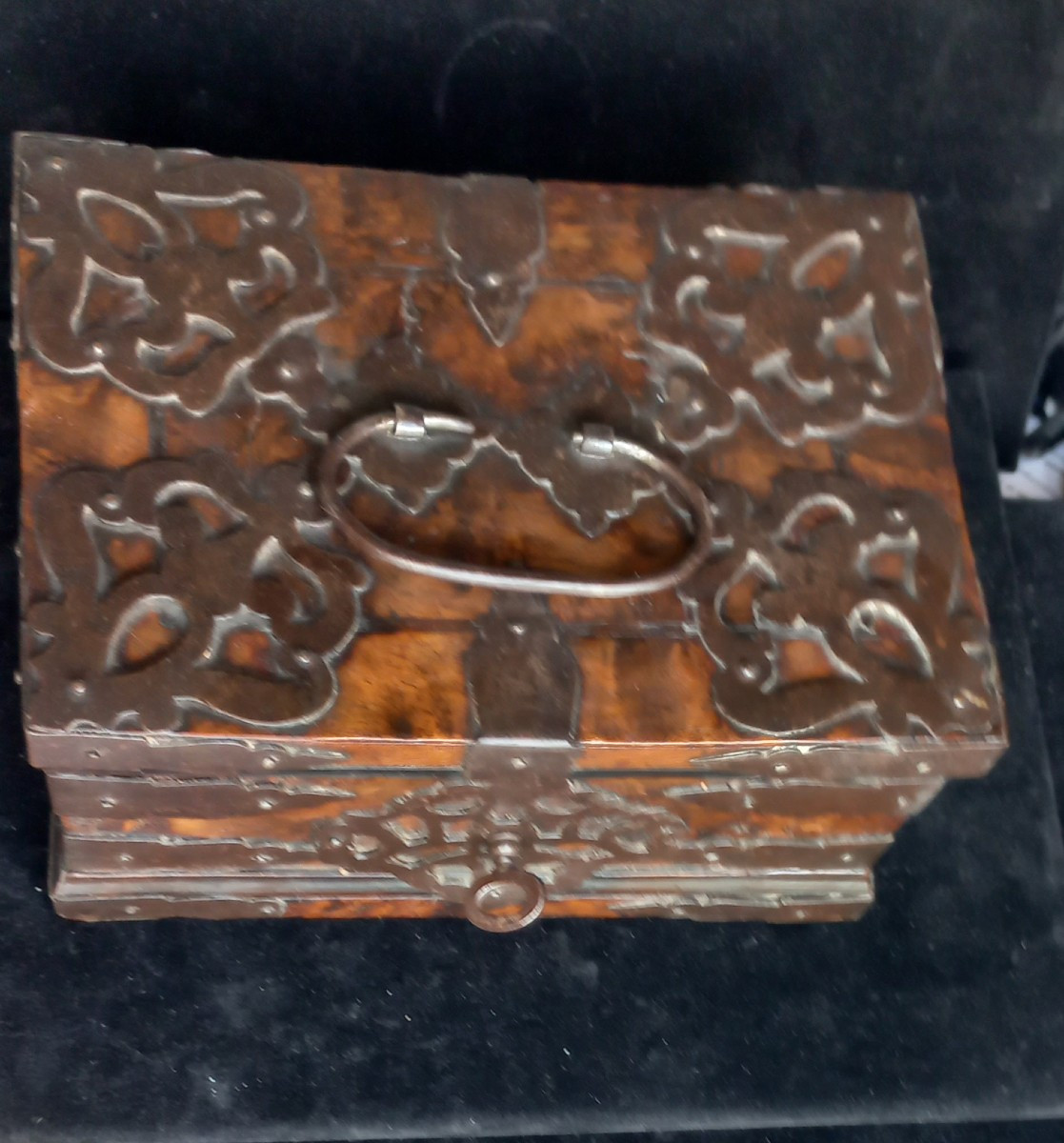 Coffret En Bois garni de pentures en fer