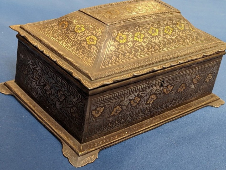 Coffret indo-persan En fer Damasquiné 