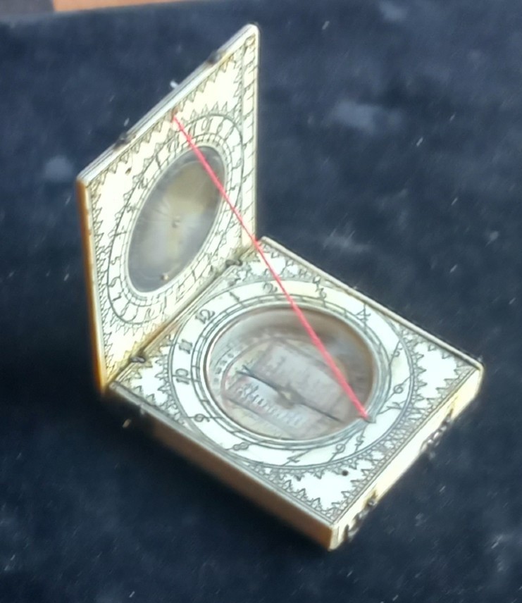 Cadran Solaire En Ivoire De Dieppe