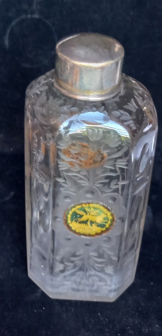 Flacon En Verre De Bohême avec 2 médaillons eglomisés 