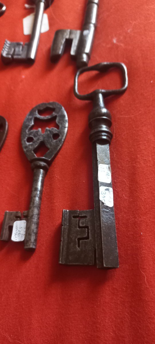 7 17h Century Wrought Iron Keys -photo-2