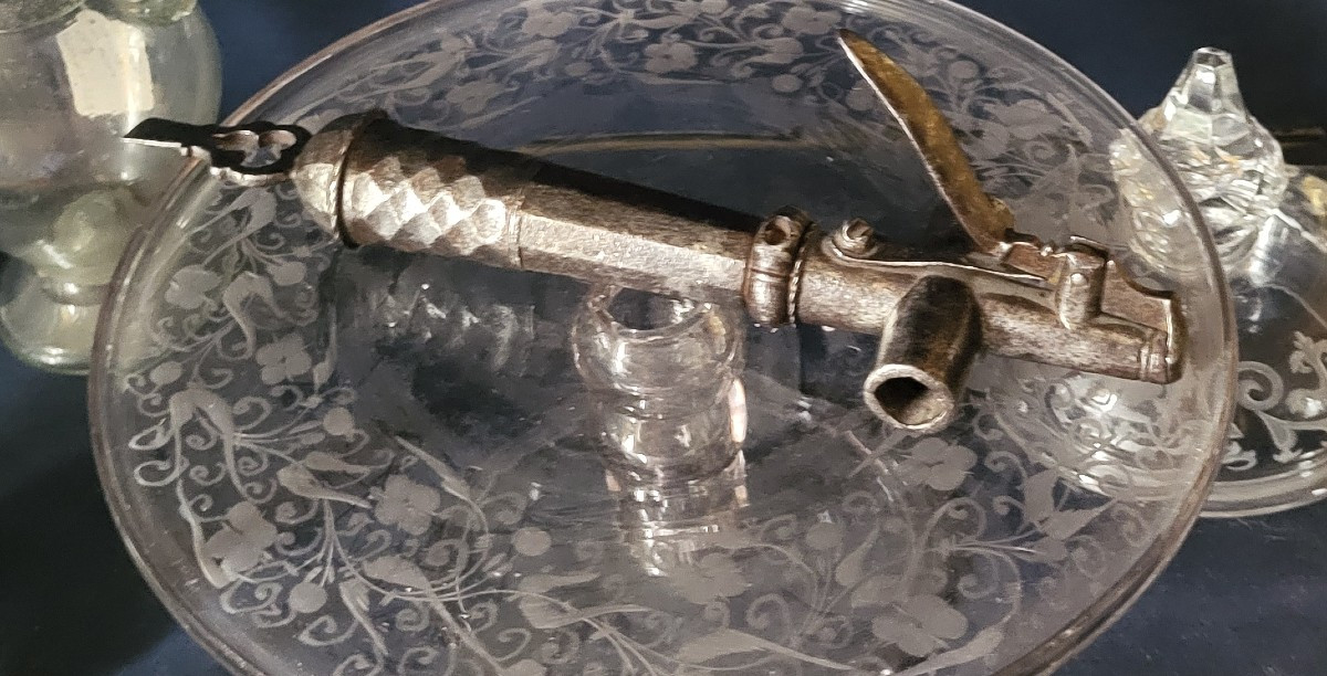 Clé d'arquebuse avec Poire à  Poudre