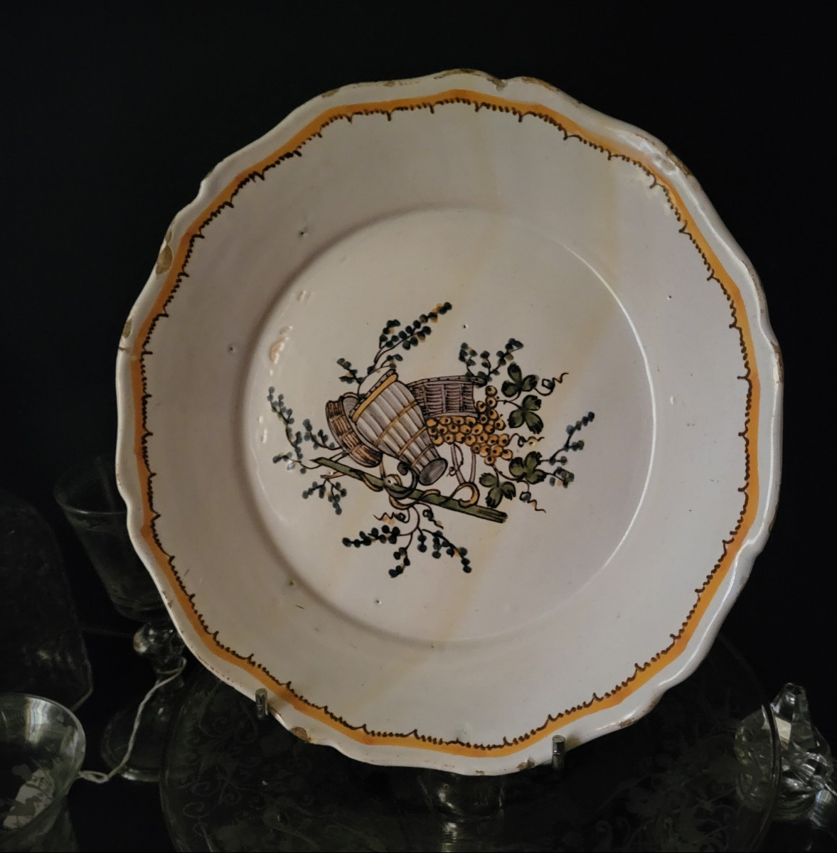 Assiette En Faïence à décor de fruits et de vannerie-photo-2