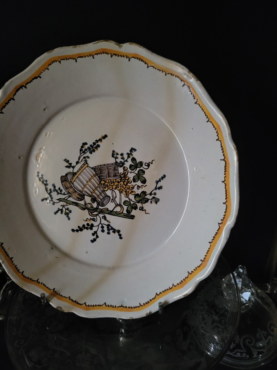 Assiette En Faïence à décor de fruits et de vannerie-photo-2