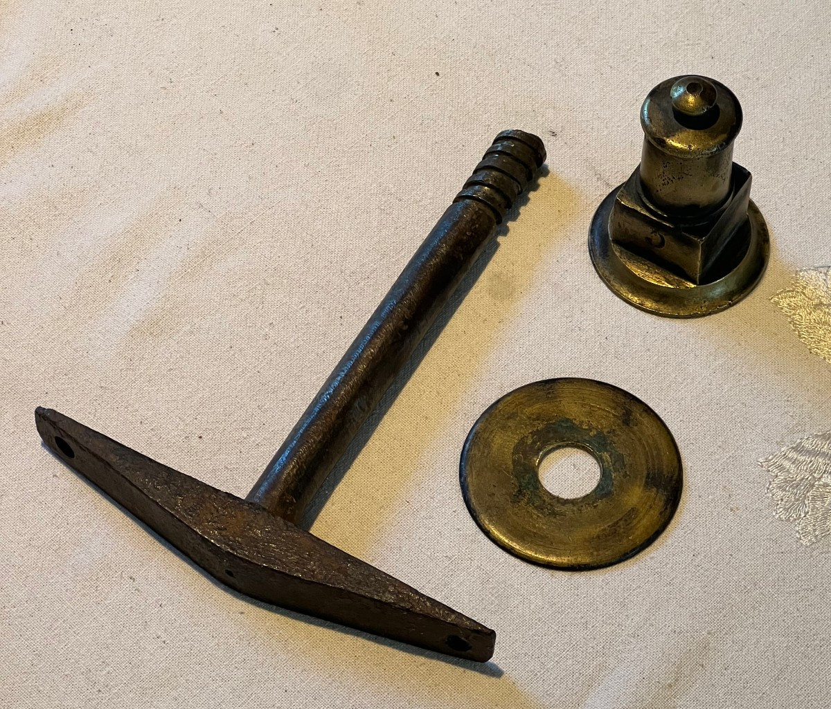 Verrou de fût en bois sculpté -photo-1