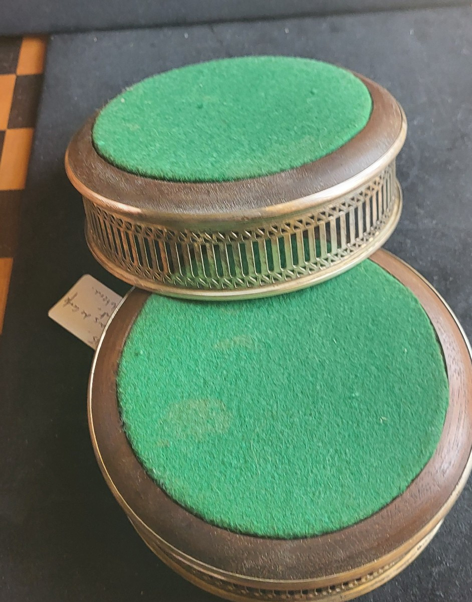 Paire de dessous de carafes en métal argenté-photo-3