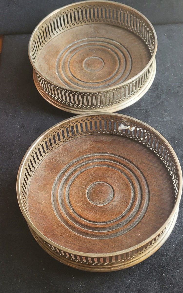 Paire de dessous de carafes en métal argenté