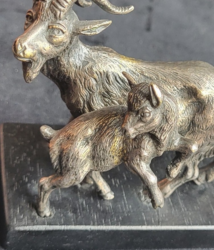 Chèvre suitée avec son chevreau en bronze argenté 