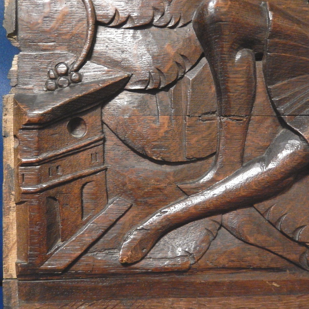Panneau en chêne sculpté :  un soldat attaqué par un lion-photo-1